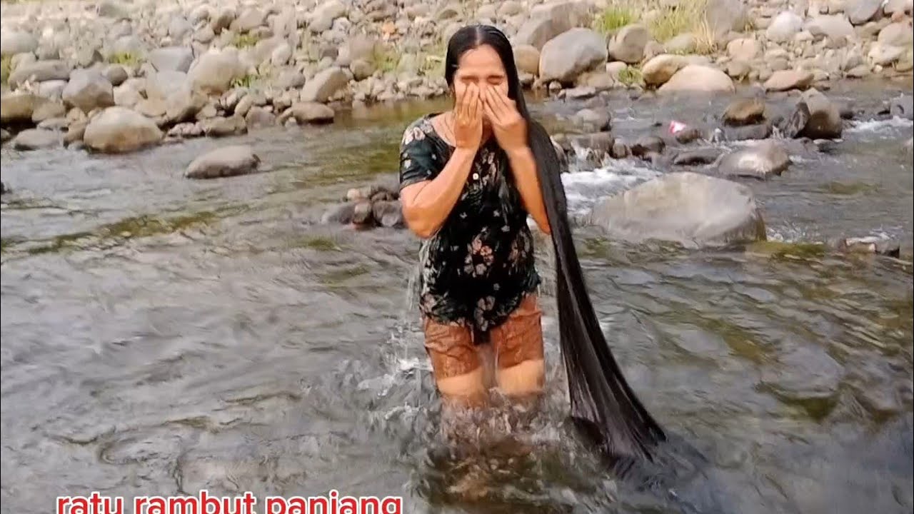 SHAMPOOING IN THE RIVER || KERAMAS DI SUNGAI