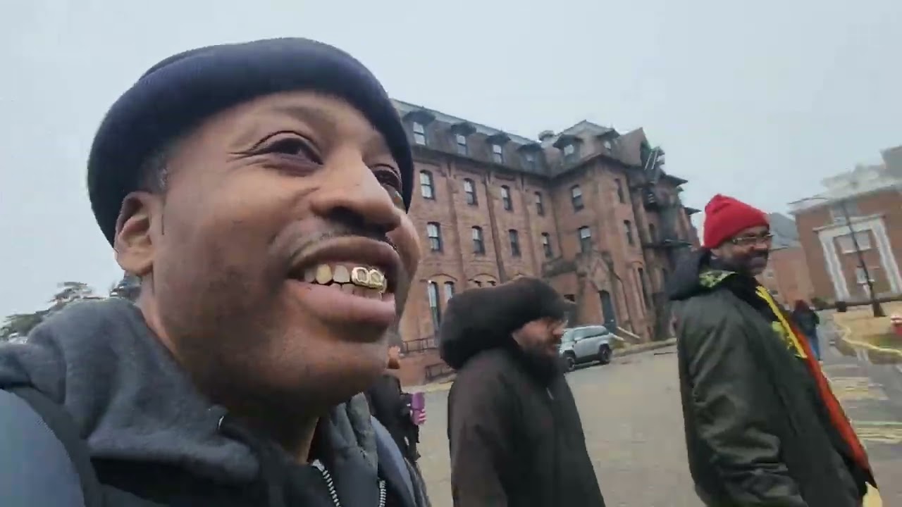 Ванда Сайкс устанавливает и настраивает HRSR-VLOG вместе с Сопе Уотсон.