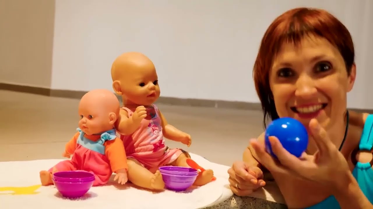 Baby Annabell -nukke ja Baby Born -nukke uima-altaalla - Lasten leikkejä leluilla. Videoita lapsille