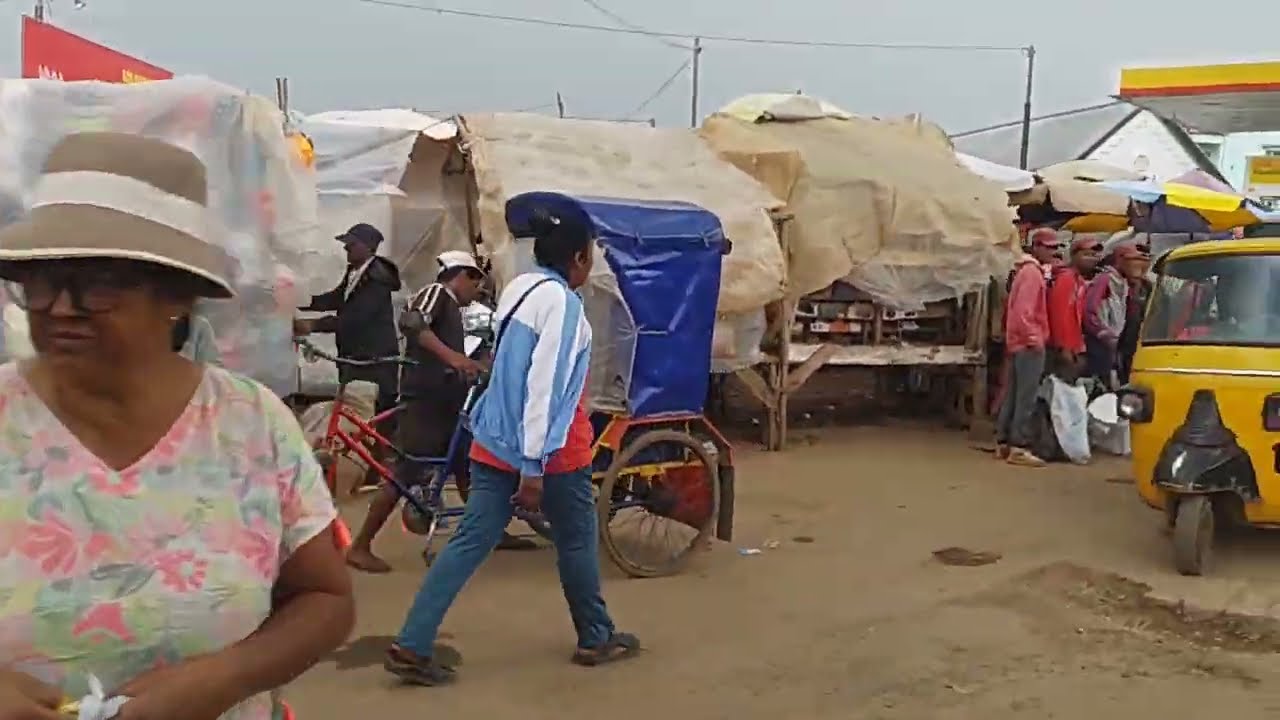 Avenue de la GARE by Antsenakely Tsena Asabotsy to Avaratsena- Streets view of Antsirabe Madagascar