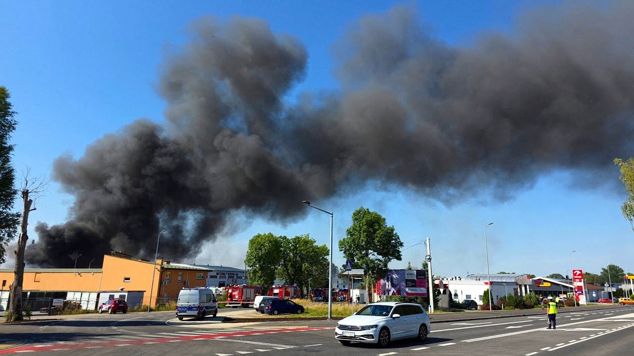 Pożar hali magazynowej hurtowni zniczy w Tarnowie - 27.08.2025