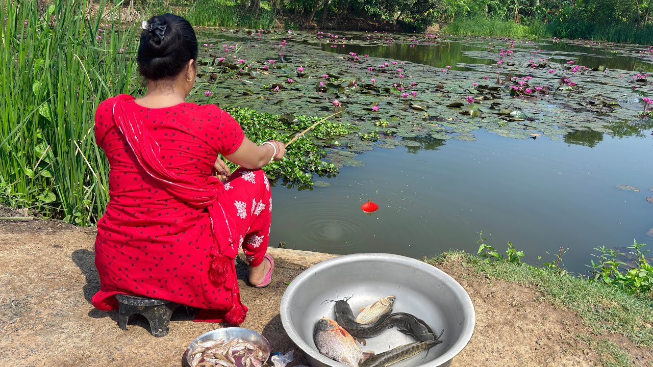 Unique Hook Fishing🎣🎣|| Beautiful cute lady fishing in the pond with hook  #lady_hook_fishing