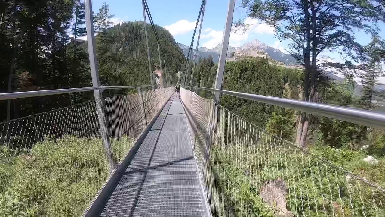 Gang &uuml;ber Highline179 - die l&auml;ngste Fu&szlig;g&auml;ngerh&auml;ngebr&uuml;cke im Tibetstyle #BlickmitKick
