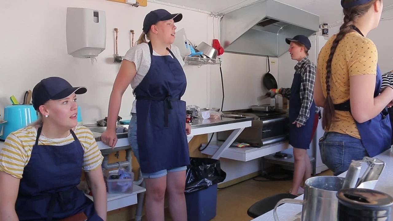 Tjejer från Lycksele pingst tog ton i korvkiosken