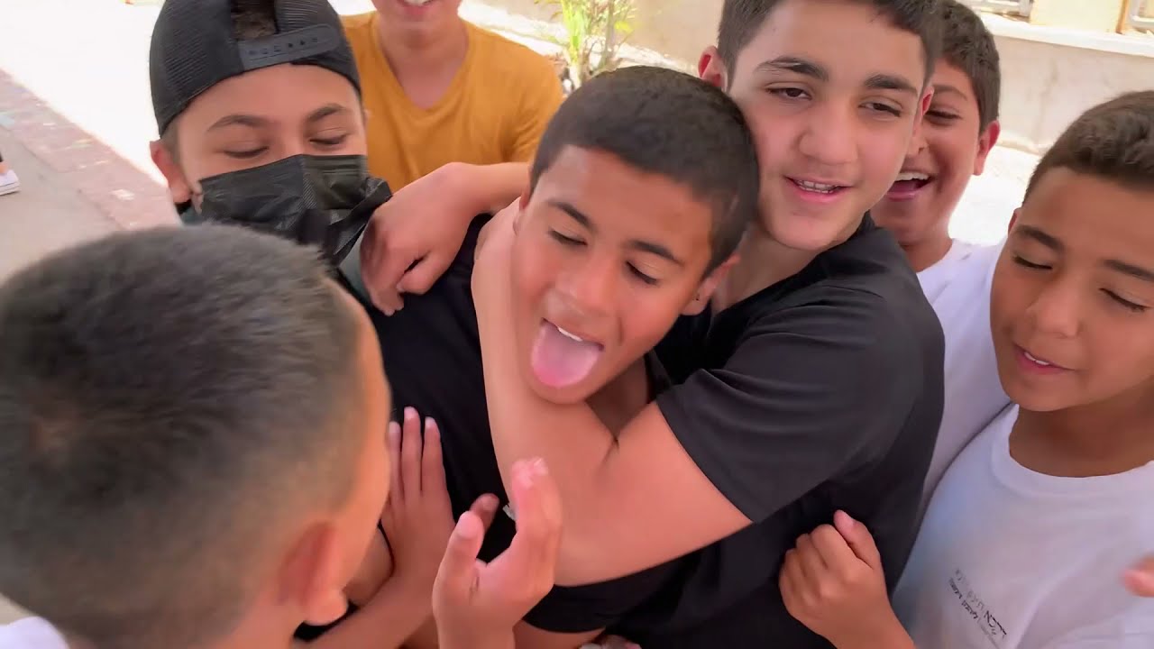 הנה היא עולה, האלופה מדימונה