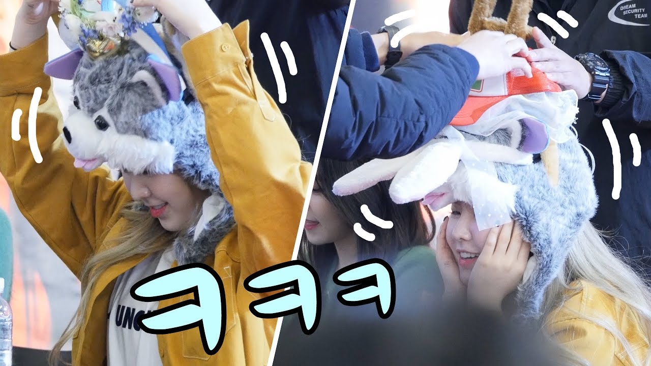 머리 위로 받은 모자 쌓는 웬디 Wendy' hat tower : 레드벨벳 팬싸인회 Red Velvet FanSign Event _ 여의도 171123