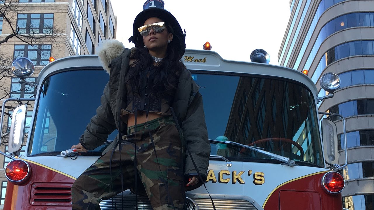 Tinashe flash mob in front of Hot 97 