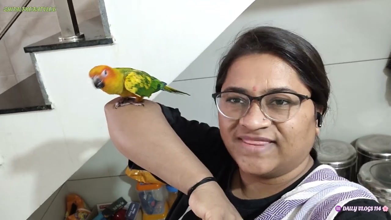 Aaj kal to zindgi me kuch nahi chal raha he 🤣 sirf mango 🦜 hi chal raha he 🤪