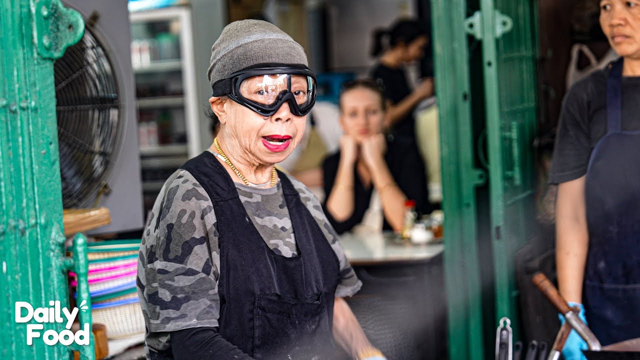 Jay Fai&rsquo;s Netflix Famous Crab Omelet - Michelin Star Street Food in Bangkok