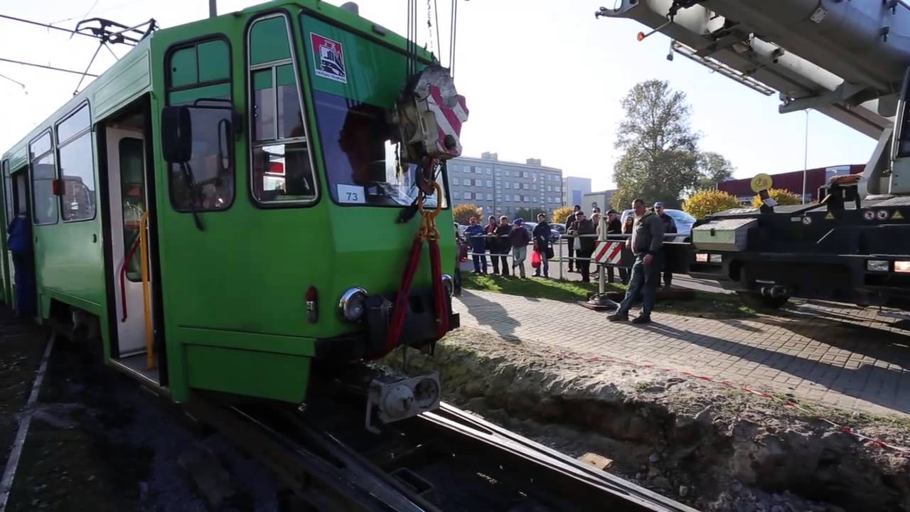 Liepājā no sliedēm noskrien tramvajs