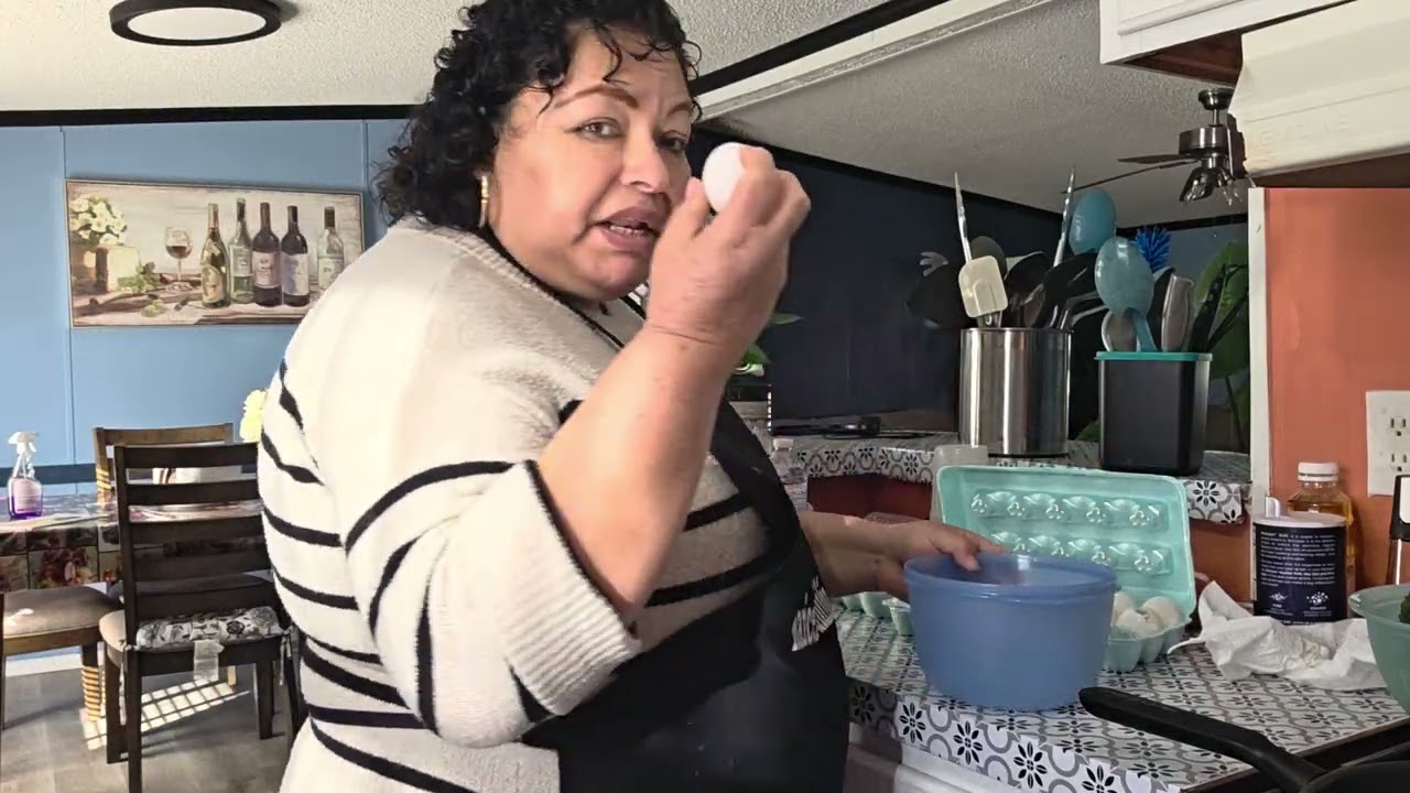 preparando unas ricas tortitas de broccoli capiadas con huevo 