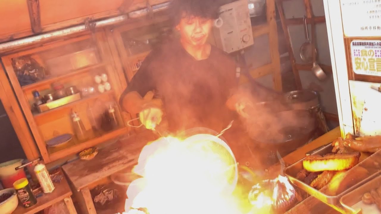 【福岡天神屋台】先代から35年博多名物屋台「まみちゃん」絶品焼きラーメン&一口餃子　炎を操る若旦那