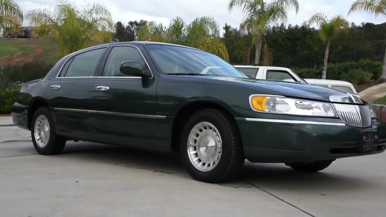 1 владелец, Lincoln Town Car 1998 года выпуска, оригинальный пробег 43 000 миль, представительски...