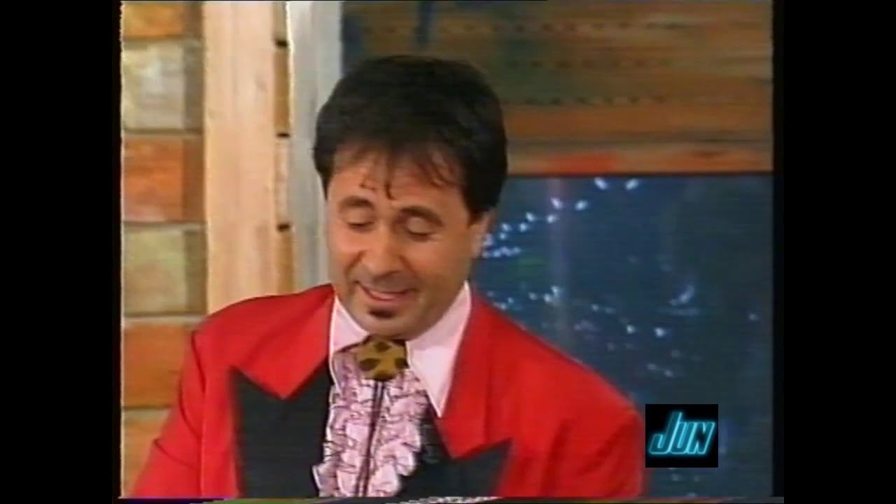 Zelig 2001 Mago Forest   Tavolino con le gambe   Giornali