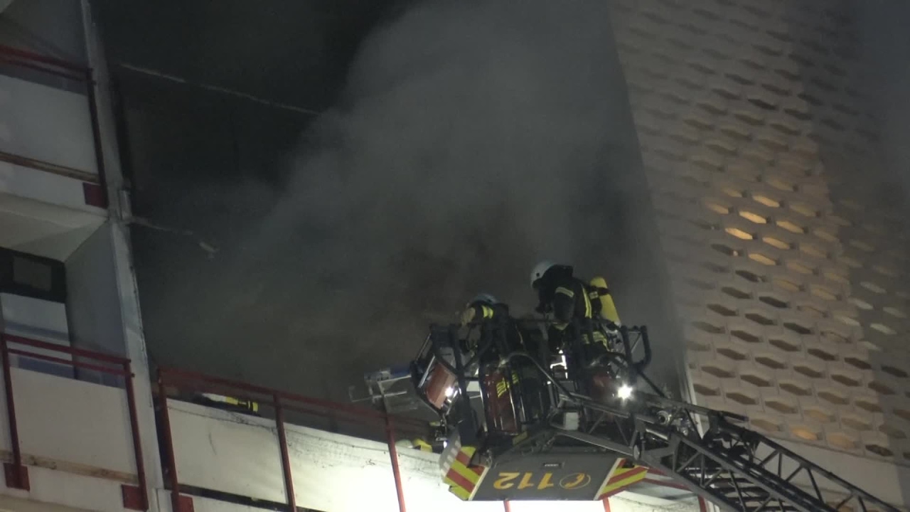 Wohnungsbrand - 1 Toter - 2 Verletzte Feuerwehrleute in Sankt Augustin-Menden am 02.02.17 + O-Ton