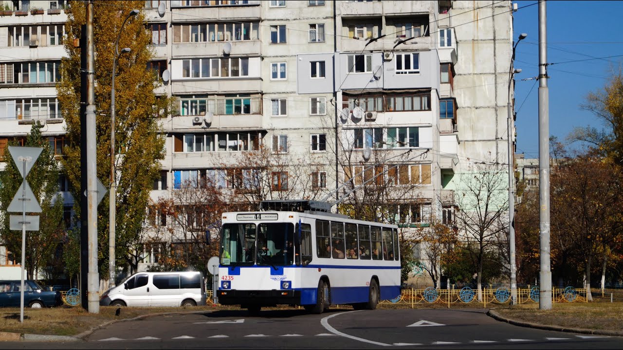 Останній в Києві ЮМЗ Т2 після капітального ремонту на Оболоні, 2016 (№4235)