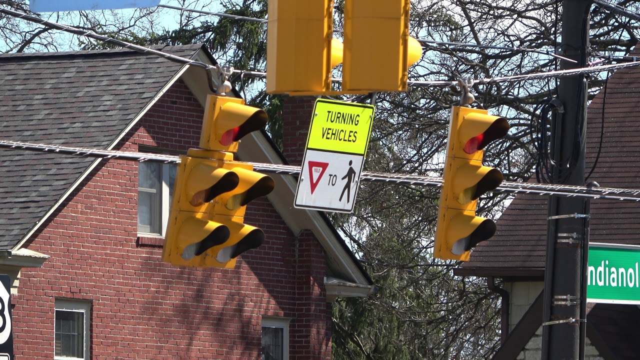 Econolite traffic signals blowing around in 50 mph winds - Columbus Ohio wind advisory