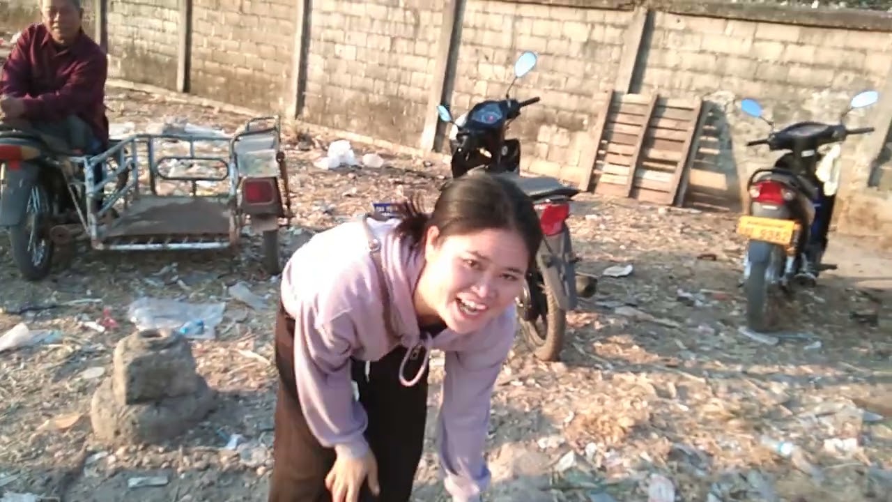 ມາເລາະຕະຫຼາດເຊົ້າ ລາວໆ ຂາຍແນວກິນ