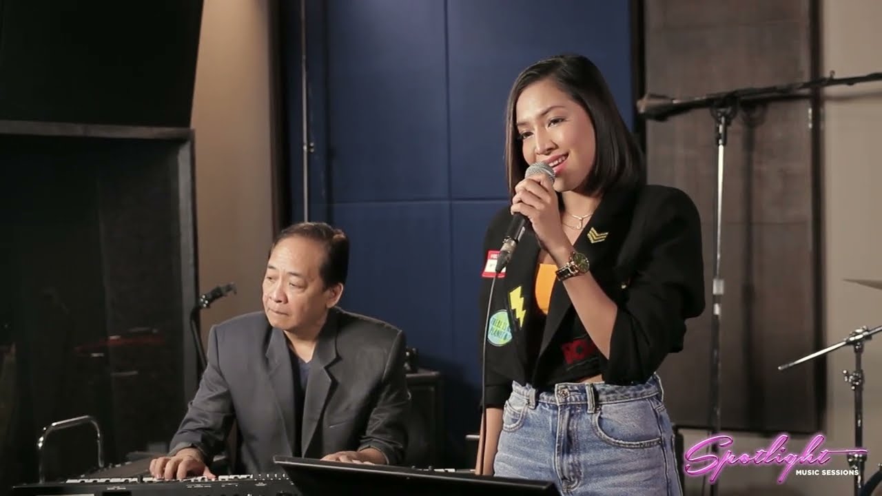 Jeniffer Maravilla performs 
