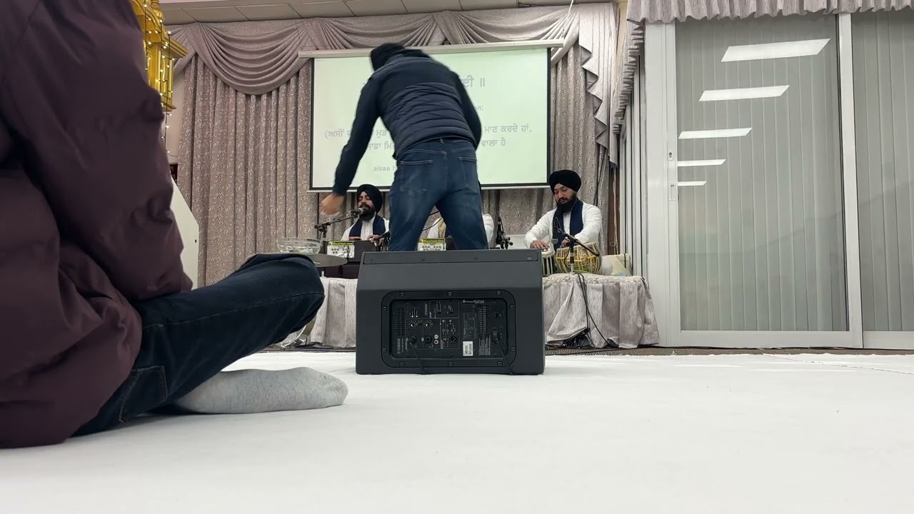 Ealing Gurdwara Kirtan - Hau Paapee Toon BakhasanhaarI am a sinner; You are the Forgiver