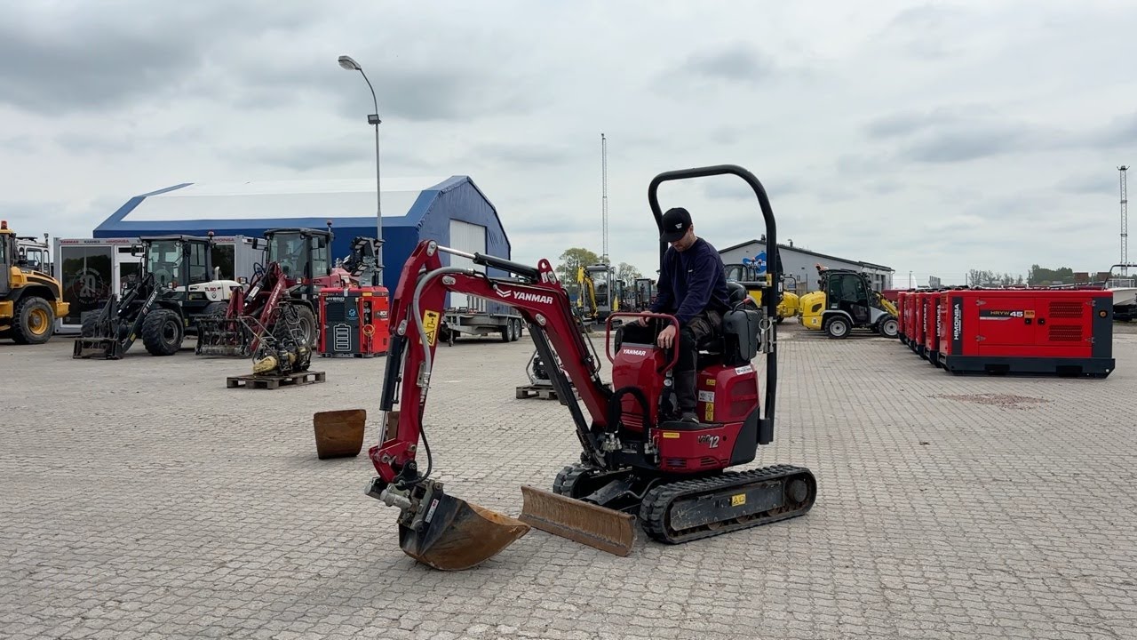 K&ouml;p Gr&auml;vmaskin Yanmar VIO12-2A med 3st skopor p&aring; Klaravik