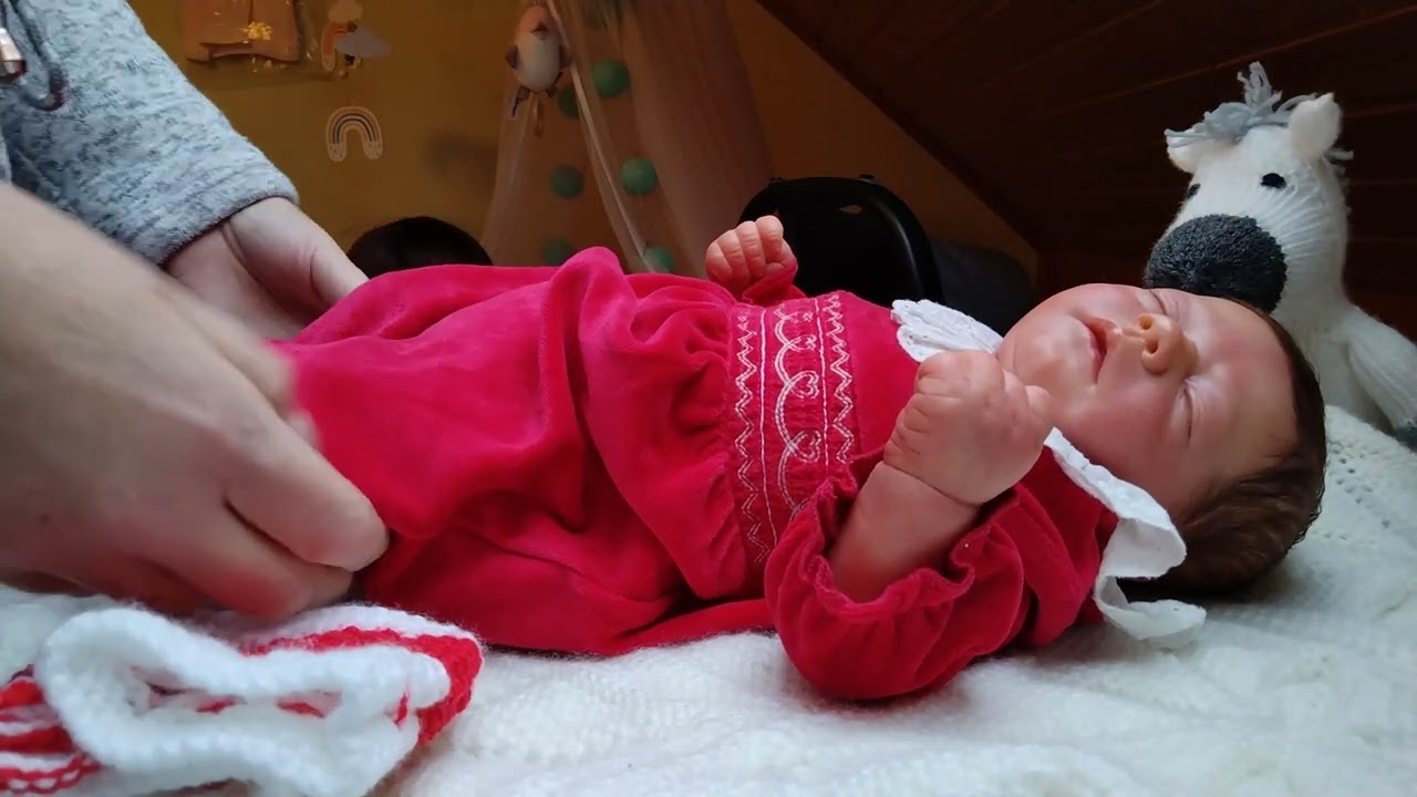 reborn Puppe wird auch weihnachtlich angezogen. unbezahlte Werbung. reborn Puppen Hobby Rollenspiel