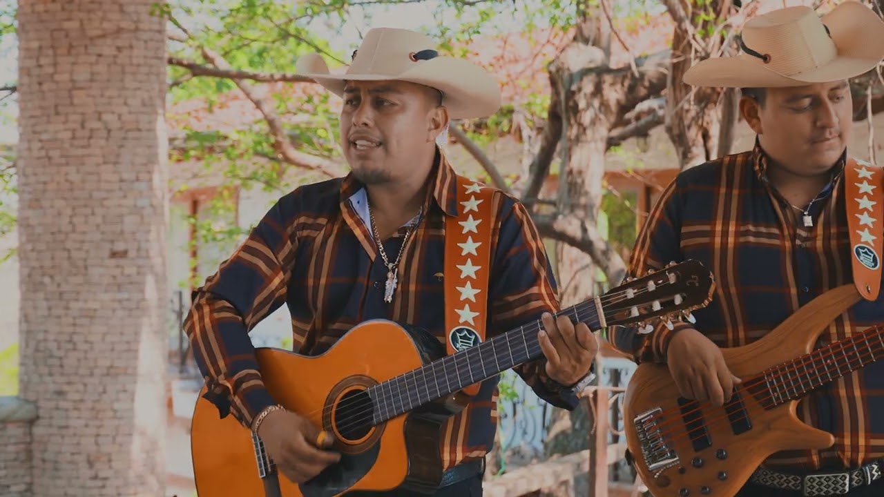Los Amables de la Sierra- Niña con Juguete Nuevo