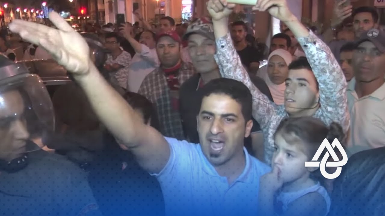 شخص يعترض على حراك الريف وسط المحتجين