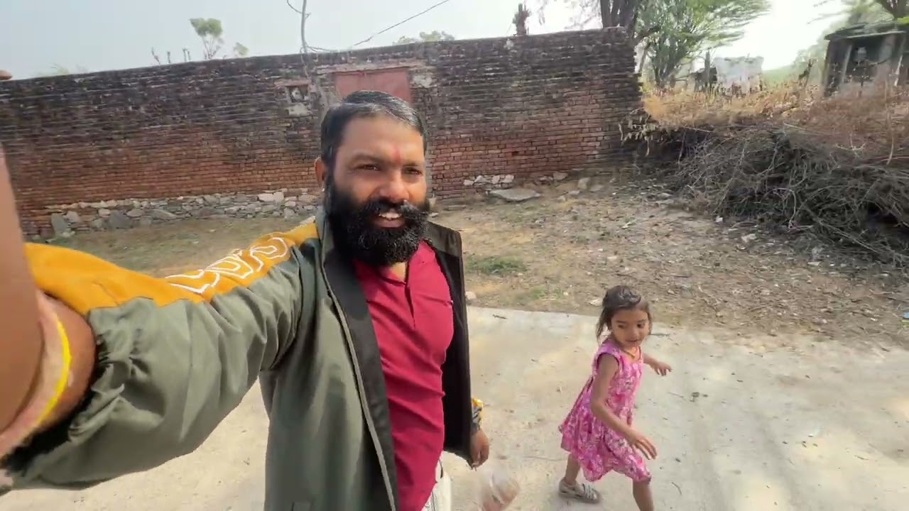 Main or meri beti, khet par bhagwan ji ke darsan karne jate huye 😎🙏🏻