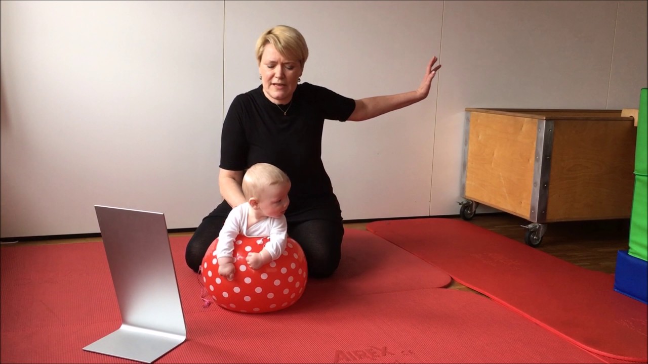 Baby Fritz, 4,5 Monate: Spielanregung in Bauchlage auf dem Wasserball