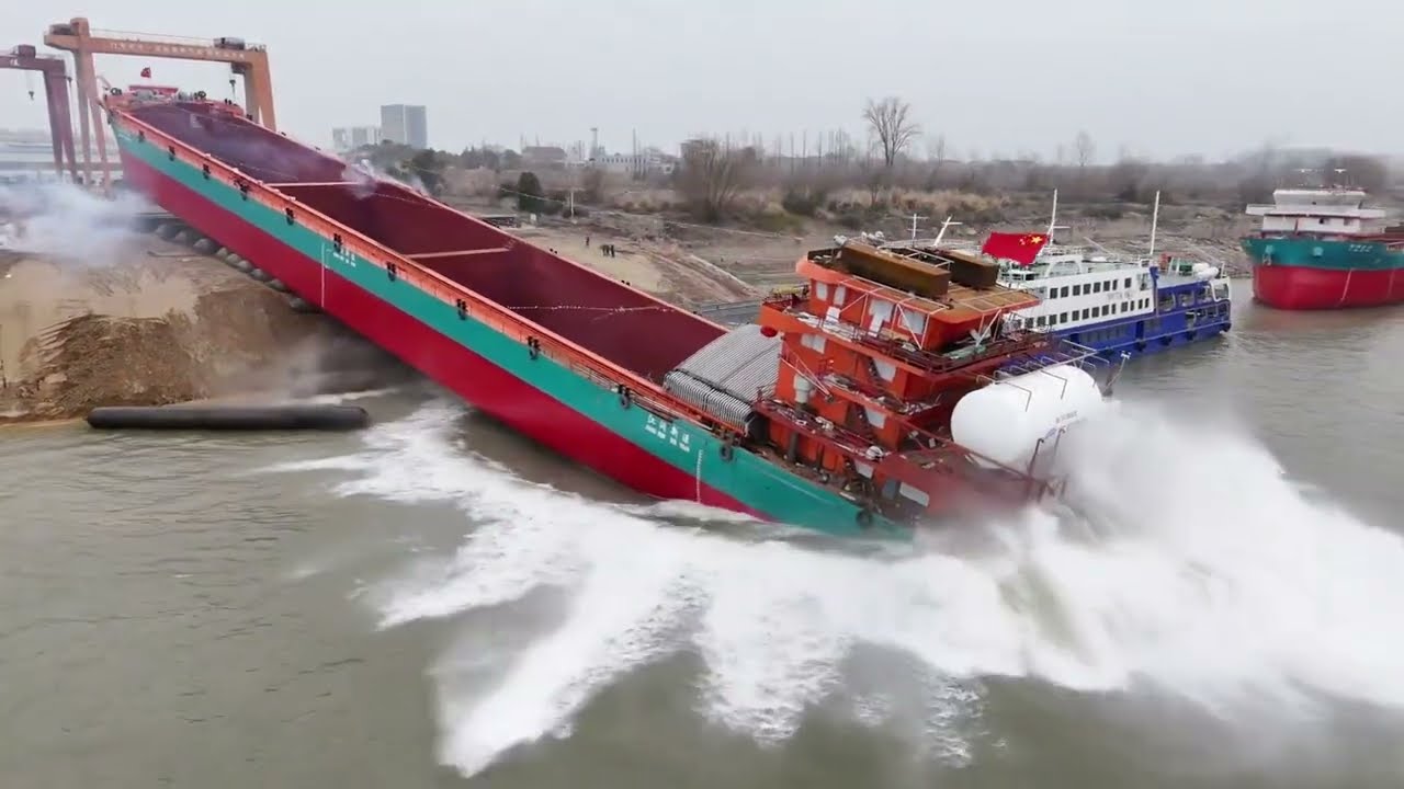 New Multipurpose Cargo Ship drops into the river for the first time