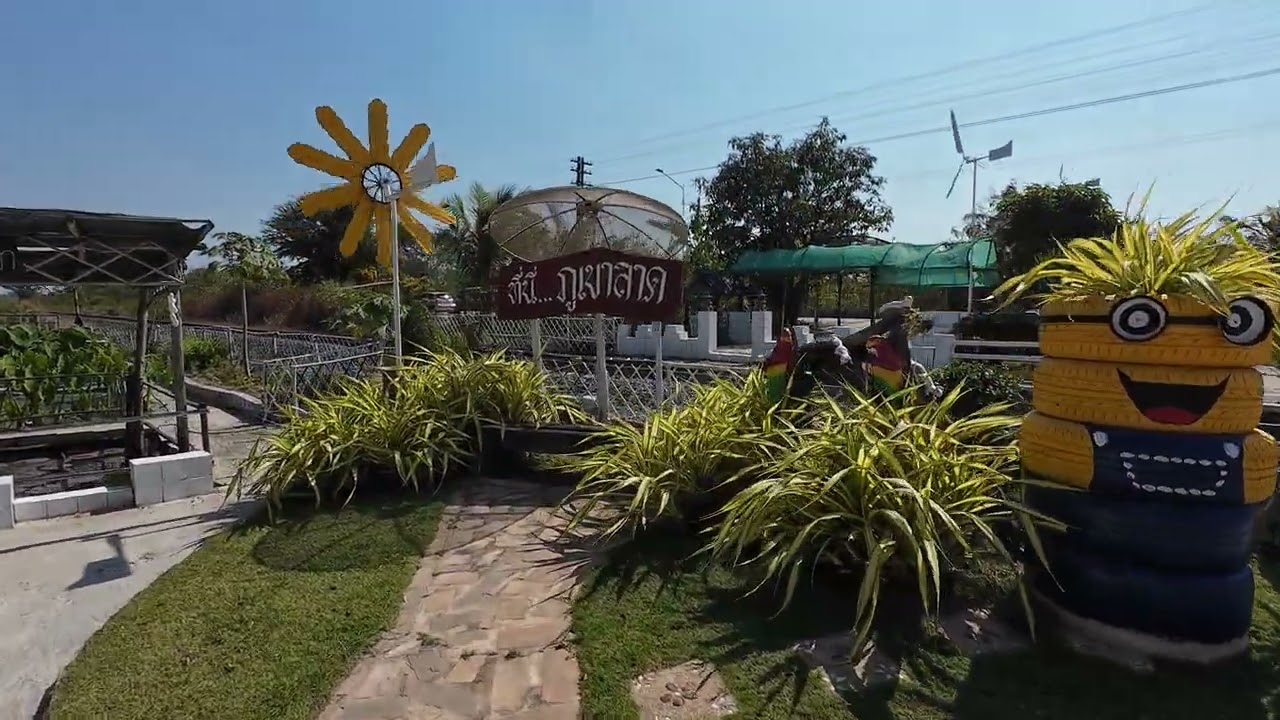 บรรยากาศราวกับคาเฟ่ ณ ซุ้มเครื่องกั้นรางรถไฟภูเขาลาด ใกล้ๆกับสถานีภูเขาลาด (มีรถขนสินค้าผ่านด้วย)