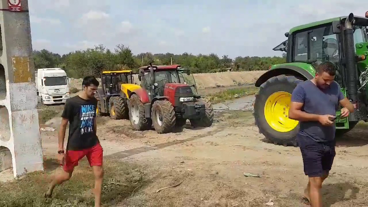 A rămas împotmolit de l-am tras cu 3 tractoare...