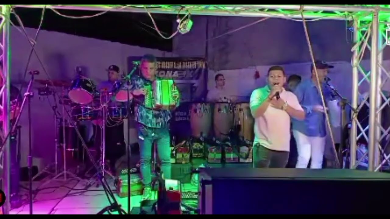 COLEGIALA DE MI SUEÑO[[LESLY SANTAMARIA Y CRISTIAN DE LEON Y EL ALMAMONTAÑERA]] EN VIVO.