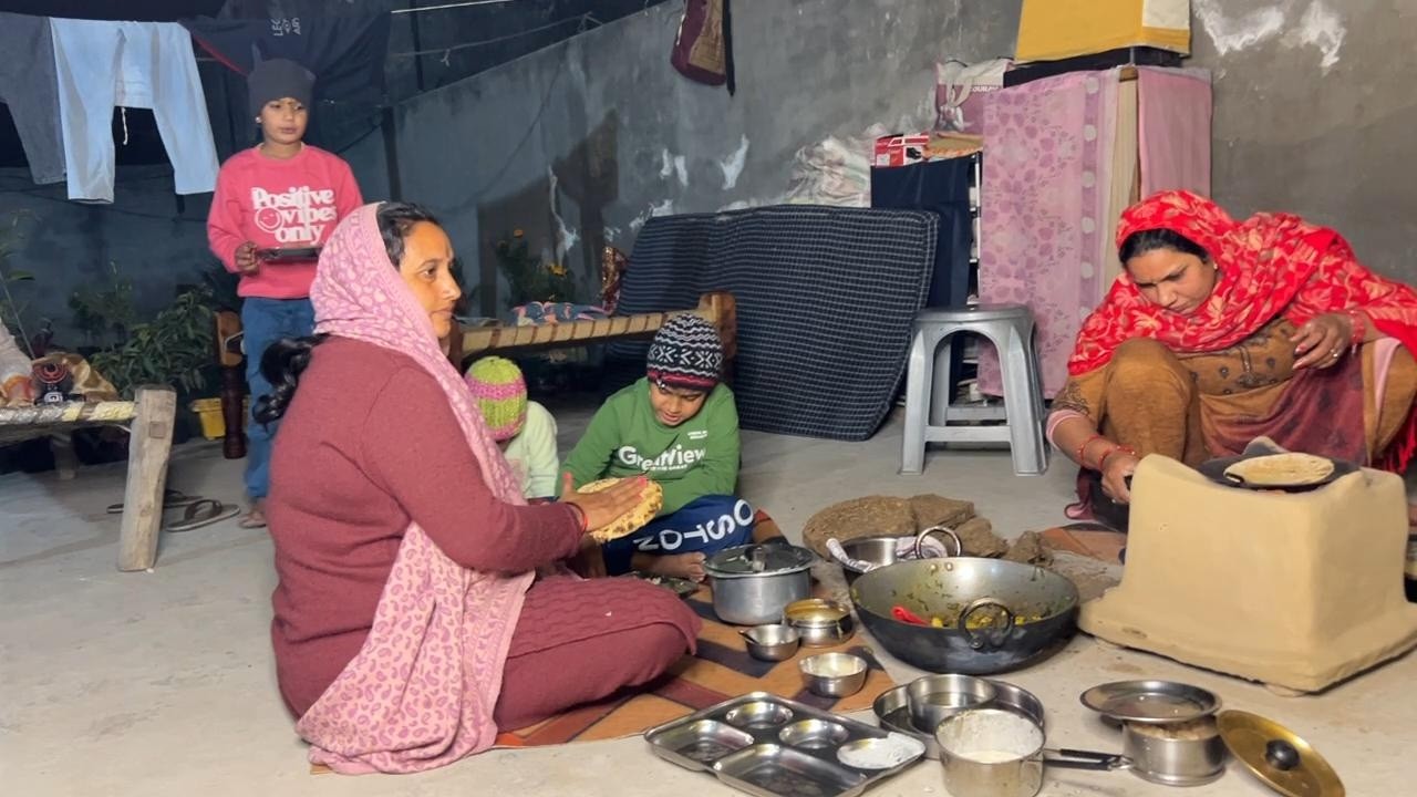 इस समय चूल्हे पर खाना बनाकर पुराने घर की याद आ गयी😞Village evening dinner in India |UP Vlogger Babli