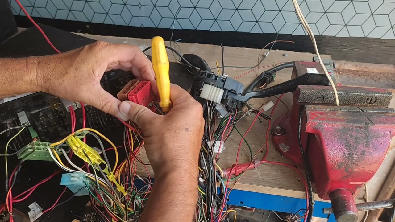 Mendonça - 2/2 funções  de todos os fios atrás da cx de fusíveis do Santana,Gol, Parati,Saveiro