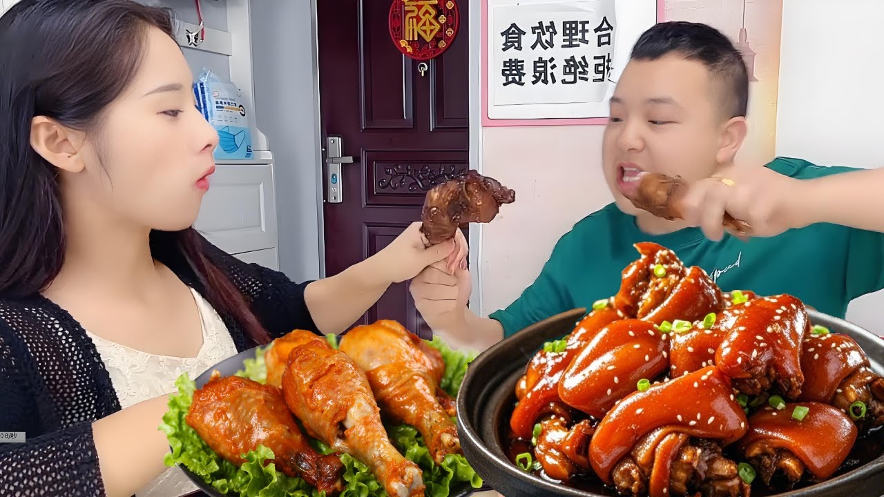 My selfish husband ate all my noodles and even tried to steal my chicken leg! That's too much!