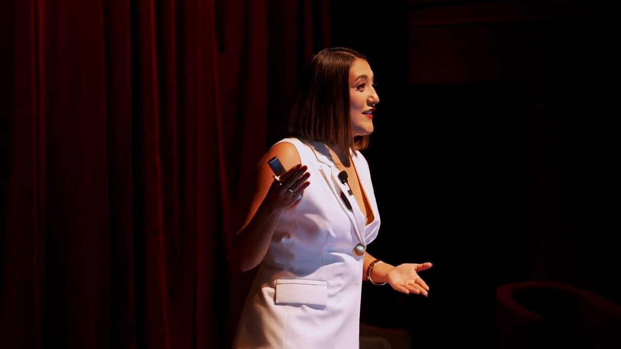 Por qué la mayoría de negocios familiares fracasan (y nadie habla de esto) | Frida Saa | TEDxUDLAP