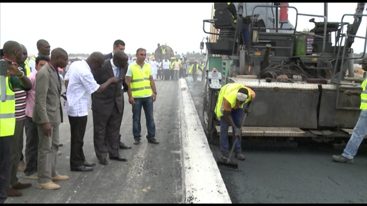 Côte d'Ivoire : Le Ministre de la Construction visite les logements sociaux à Grand-Bassam.