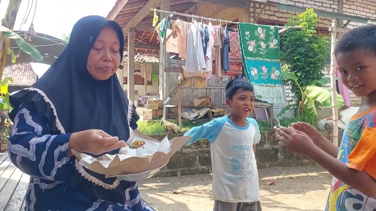 Emak XL Nyobain Rujak Khas Madura