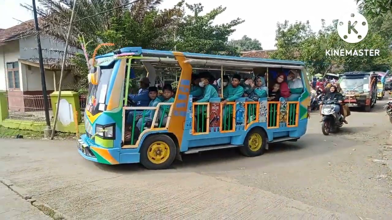 Keseruan Pawai Akbar Keluarga Besar Miftahul Ulum
