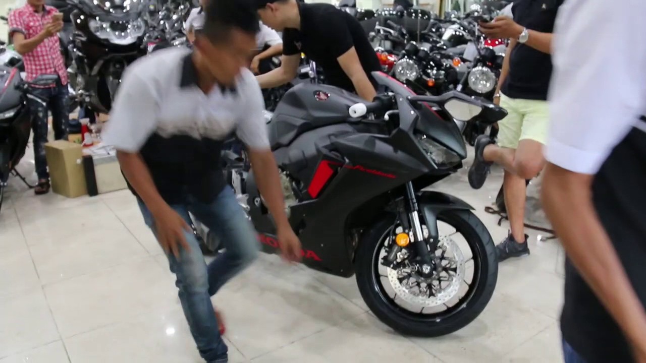 [MotoSaigon.vn] Đ&aacute;nh gi&aacute; xe Honda CBR1000RR 2017 đen nh&aacute;m tại Việt Nam