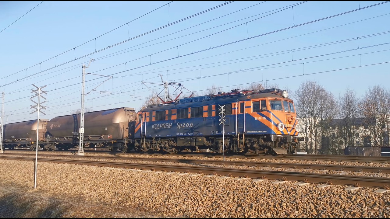 EU07-012 Kolprem z składem wagonów do produktów sypkich