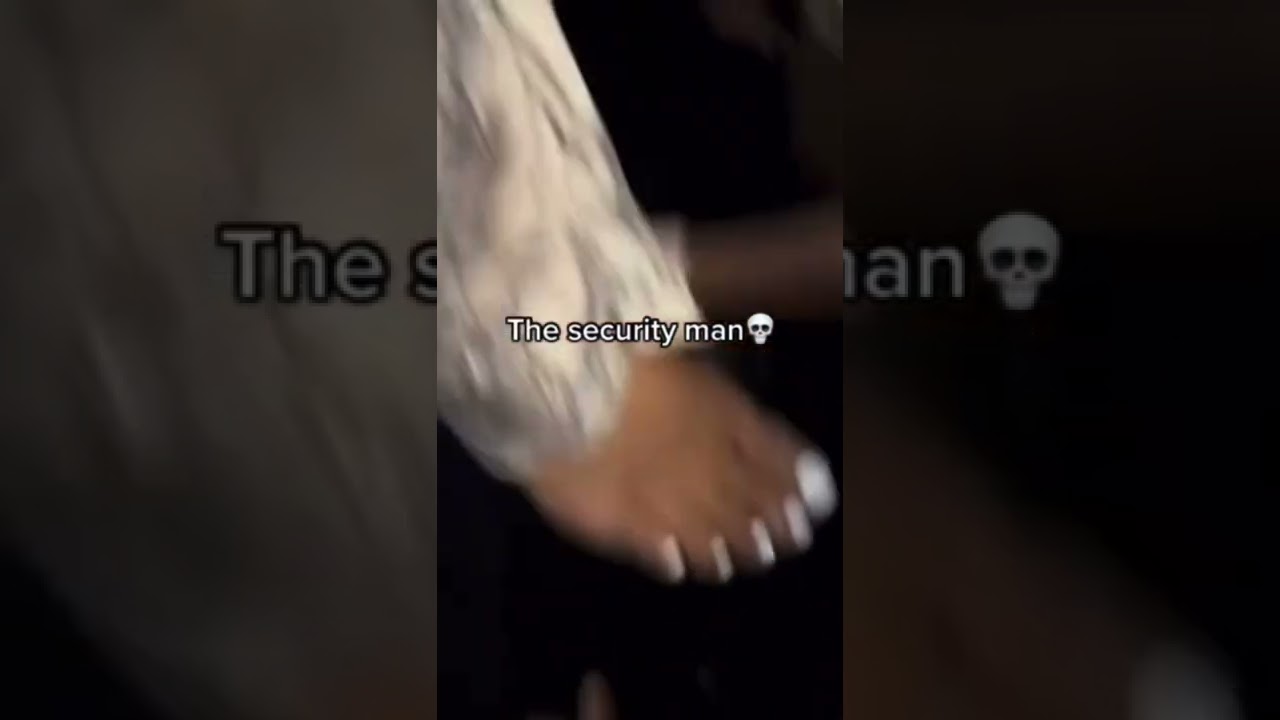 Security couldn’t believe how fan was gripping shenseea’s toes 😳