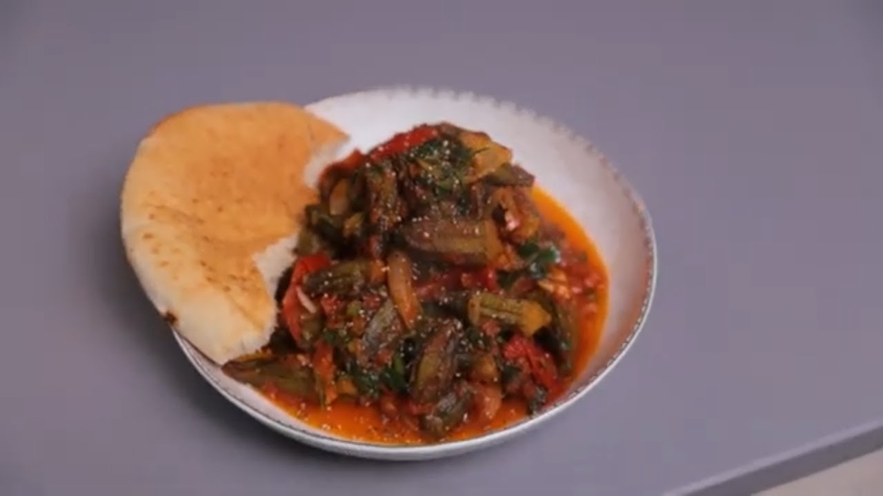 באמיה ברוטב עגביות ושום בנוסח דרוזי - [ טבעוני | קל להכנה | 40 דק']