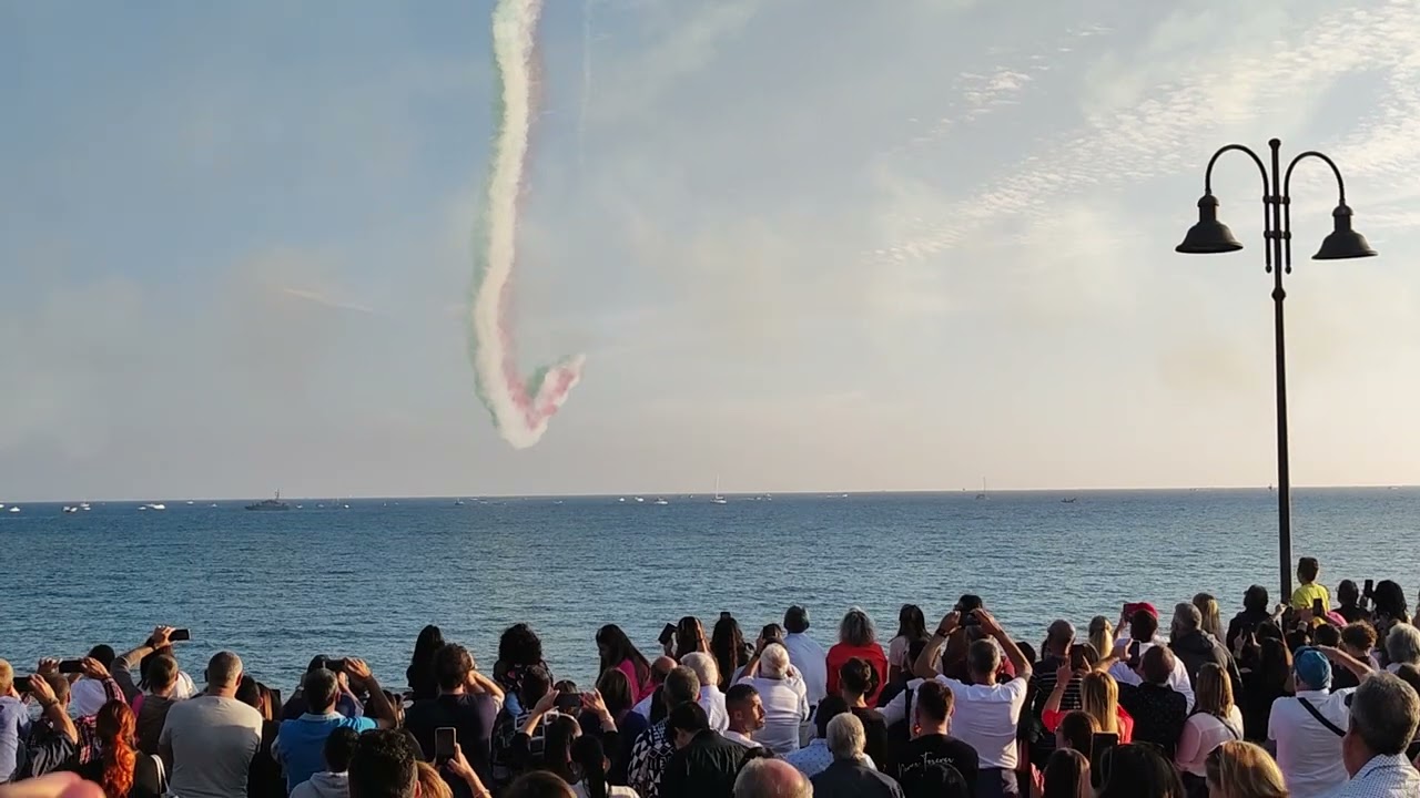 Air show Frecce Tricolori a Pozzuoli