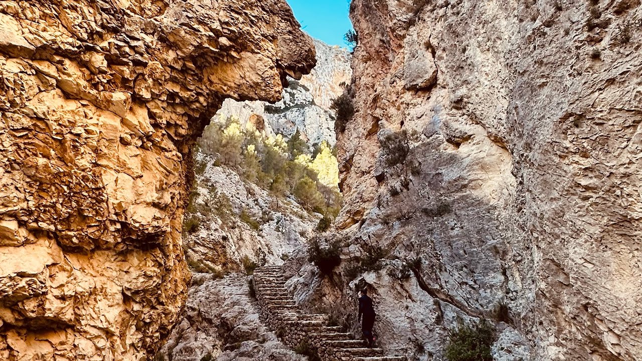 Hike Fuentes Barrac del Cint trough GR7