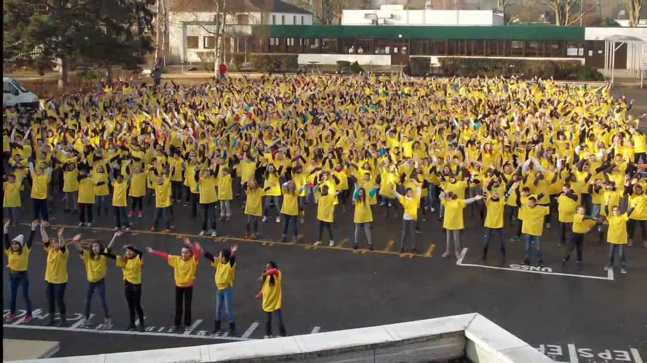 Flashmob T&eacute;l&eacute;thon, coll&egrave;ge Truffaut &agrave; Charly-sur-Marne
