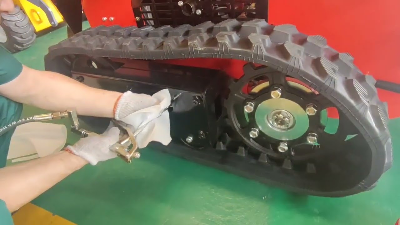 Tightening and loosening tracks for the TYPHON STOMP mini skid steer loader