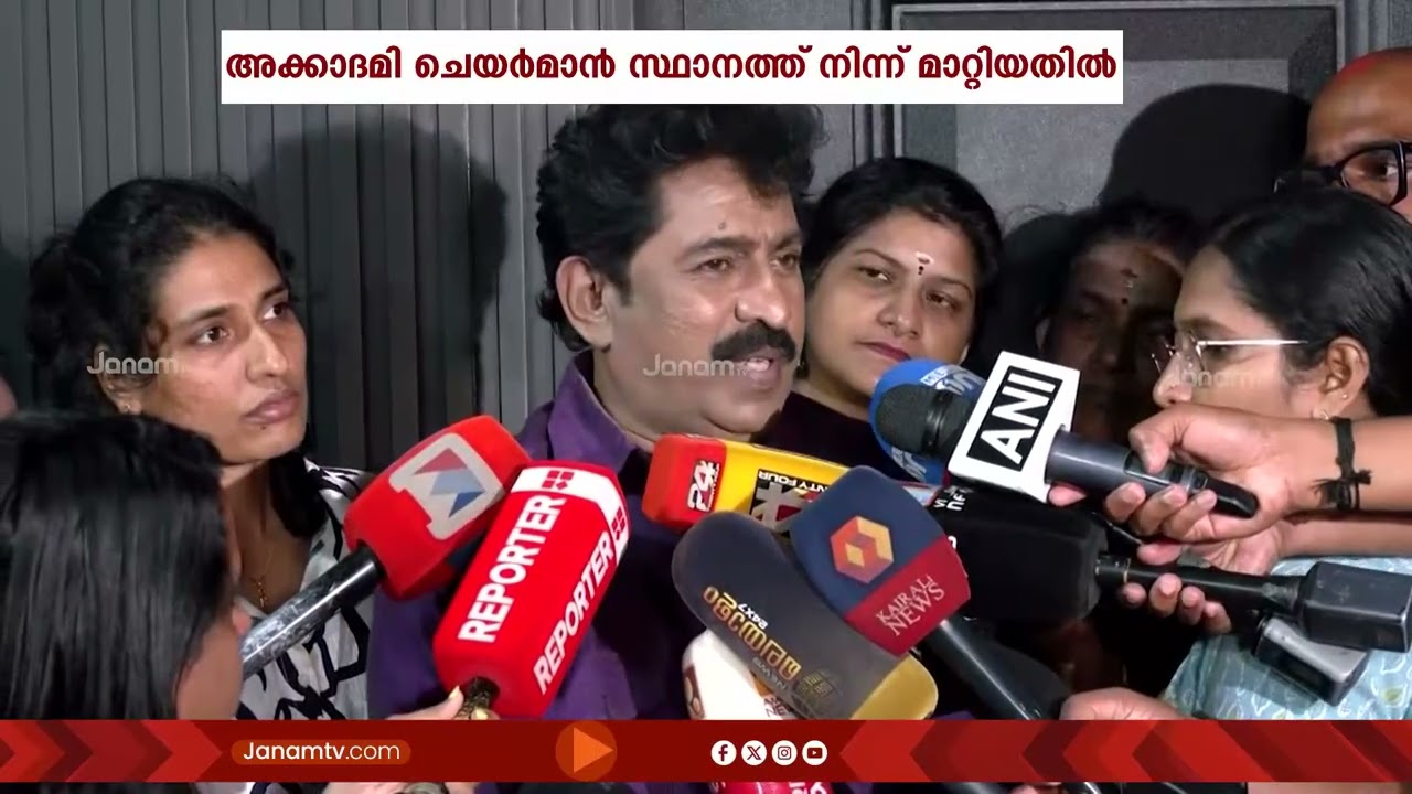 സംസ്ഥാന സർക്കാരിനെതിരെ പരസ്യ പ്രതിഷേധവുമായി ചലച്ചിത്ര അക്കാദമി മുൻ ചെയർമാനുമായ പ്രേംകുമാർ